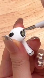 Keeping the Music Clear: A Guide About How to Clean Earphones插图3