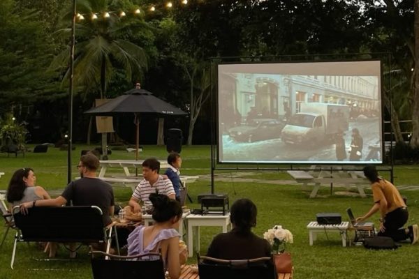 How to Choose the Right Outdoor Projector for Your Backyard outdoor projector
