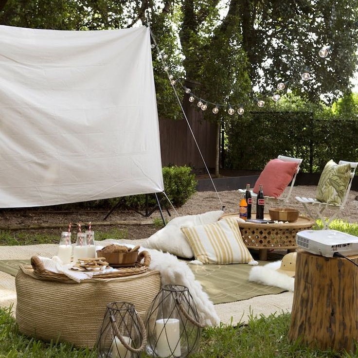 projector screen outdoor